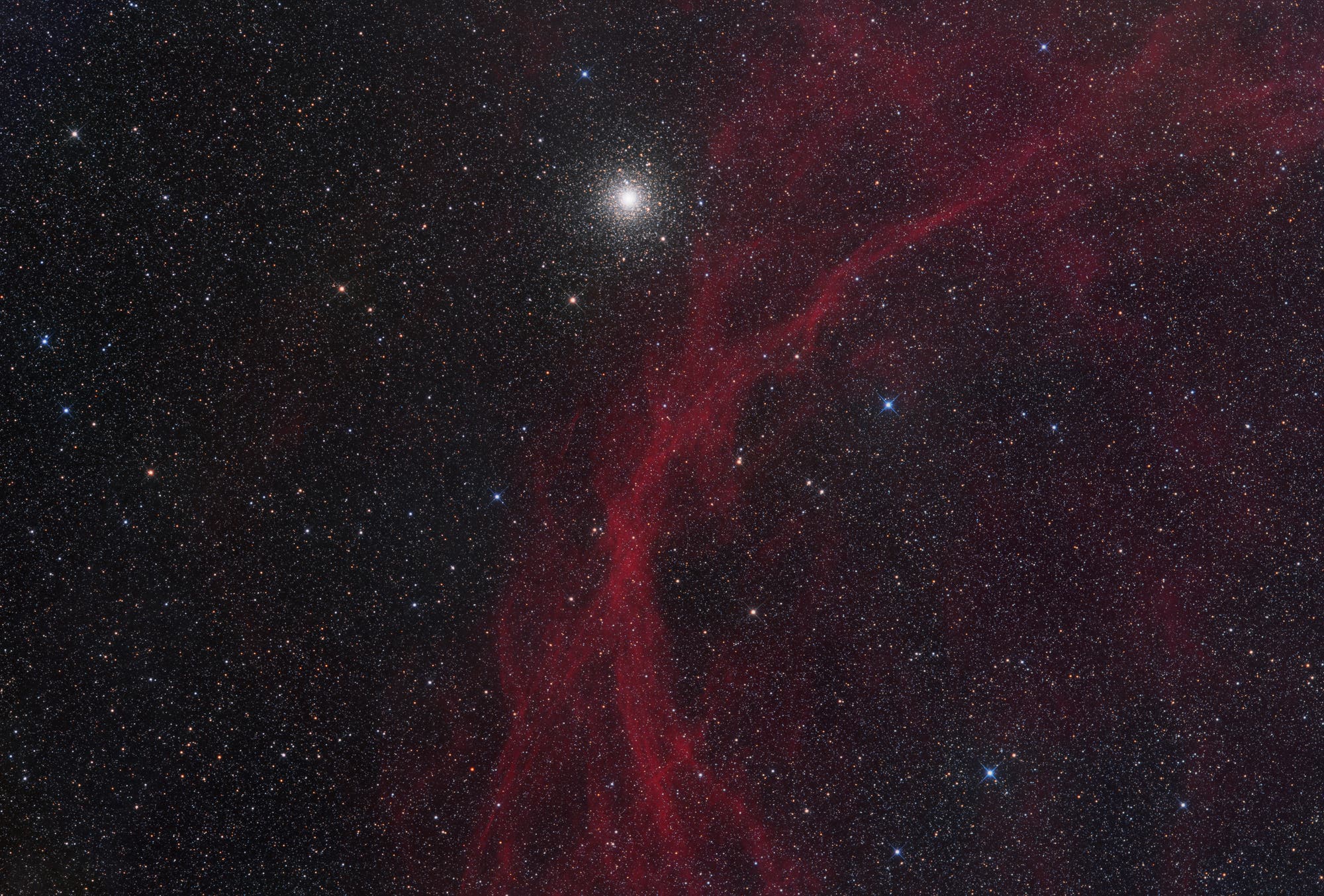 RCW 114 and NGC 6388 im Skorpion Spektrum der Wissenschaft